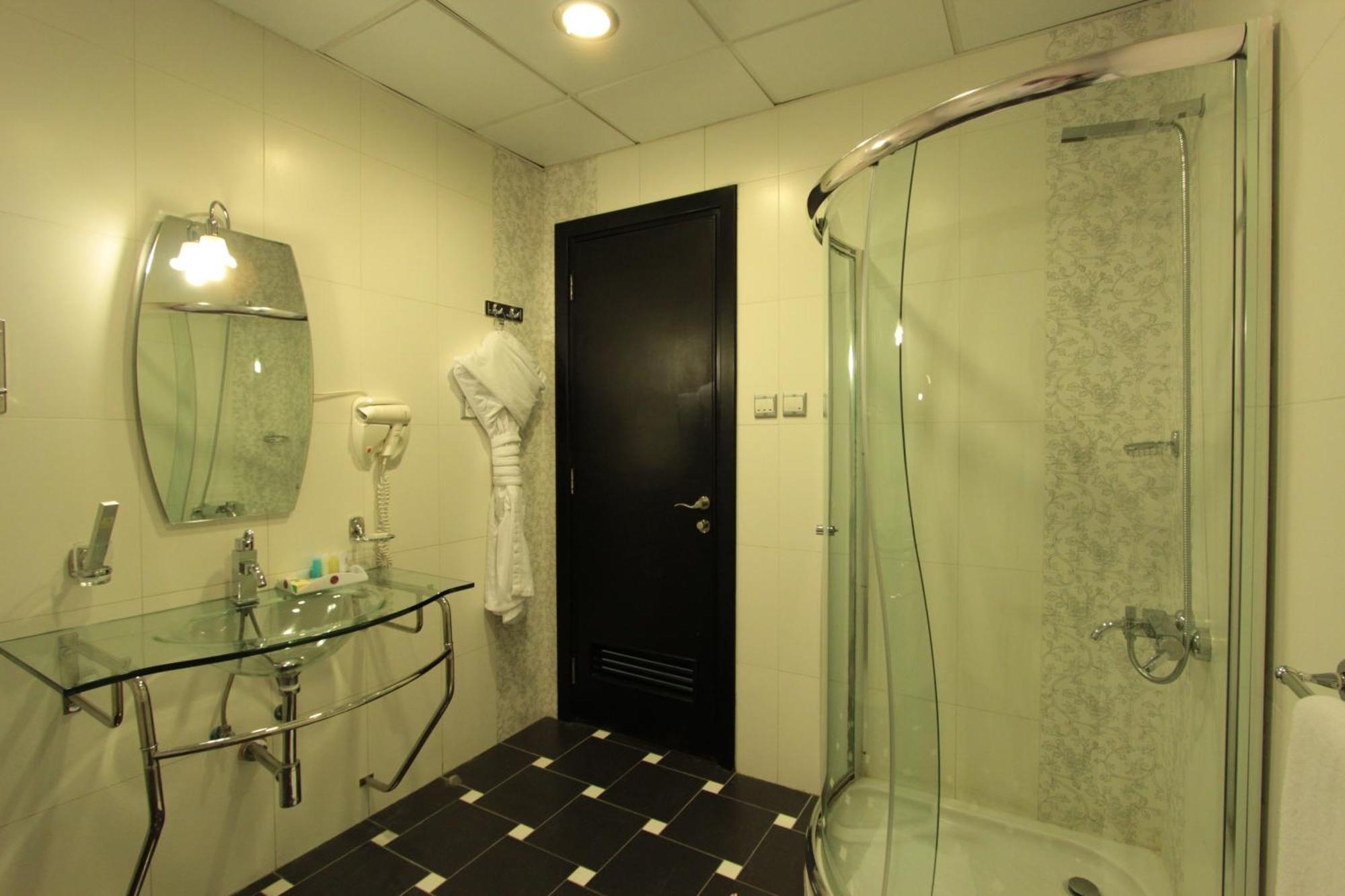 Awaliv International Hotel Ta'if Habitación foto A shower cubicle