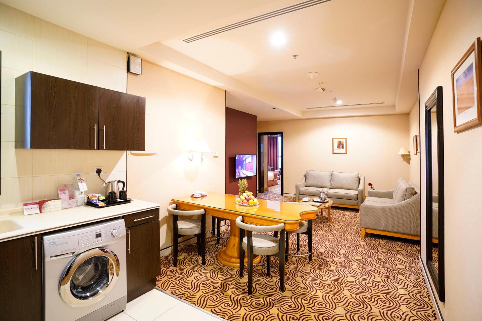 Awaliv International Hotel Ta'if Habitación foto A suite at the hotel