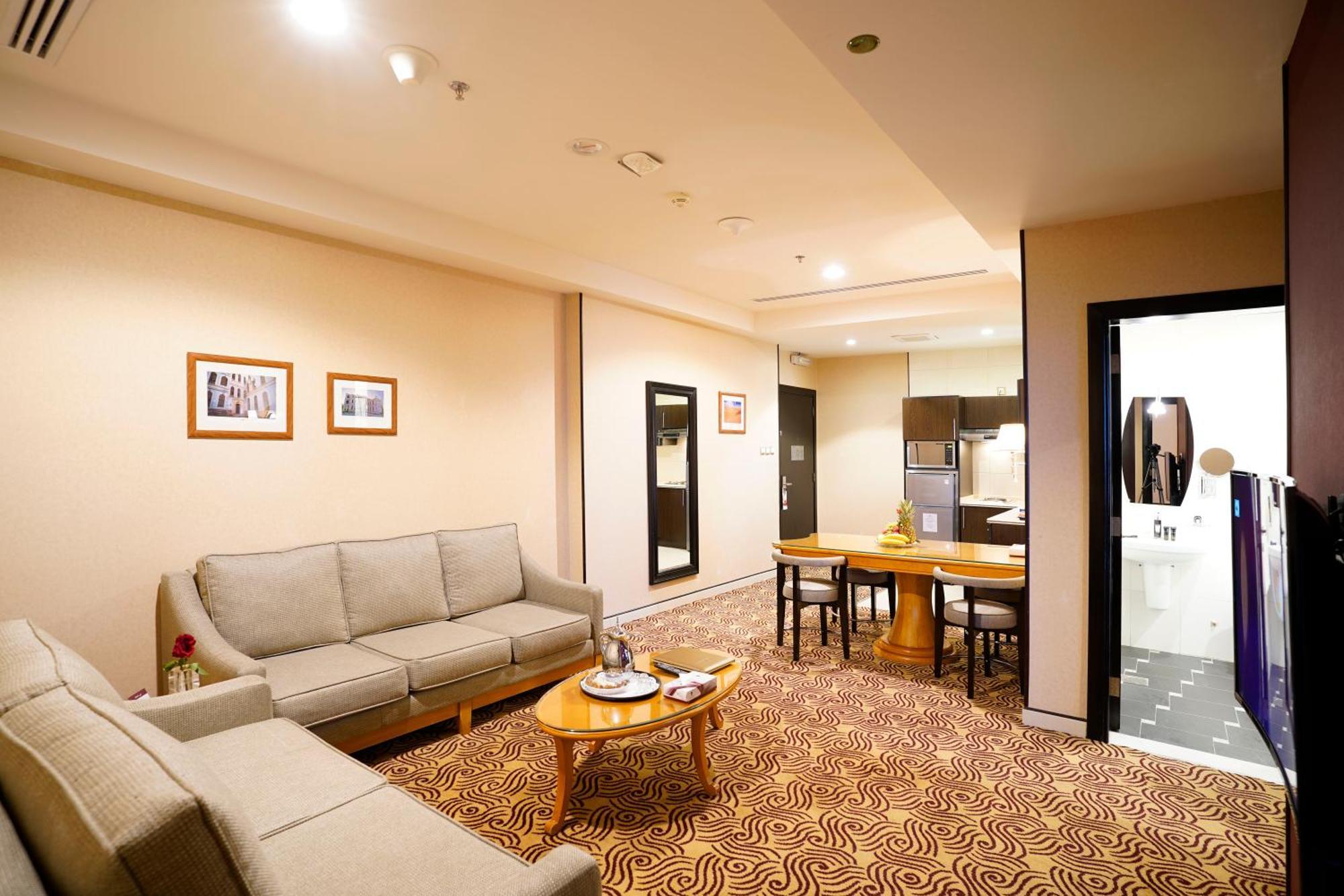 Awaliv International Hotel Ta'if Habitación foto A suite at the hotel
