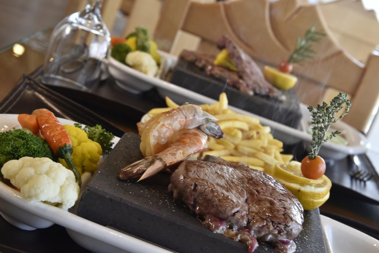 Awaliv International Hotel Ta'if Exterior foto A steak and shrimp dinner
